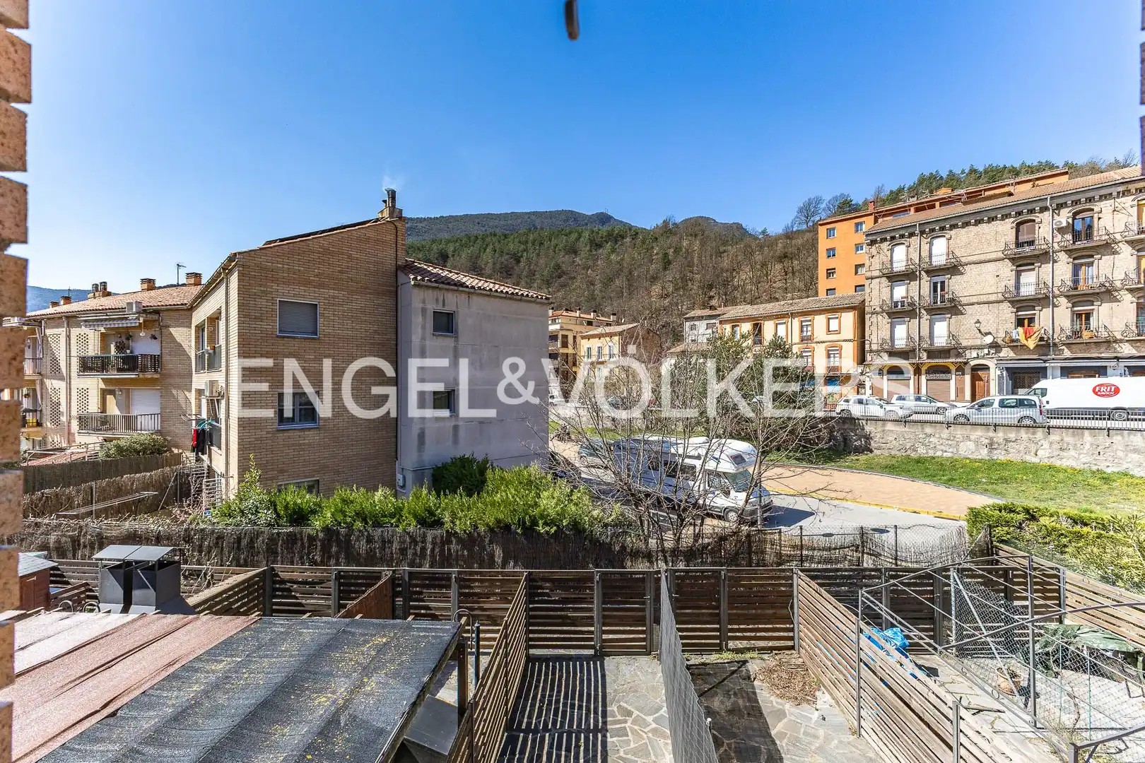 Vista exterior de Casa adosada en venda en Guardiola de Berguedà amb Calefacció, Jardí privat i Balcó
