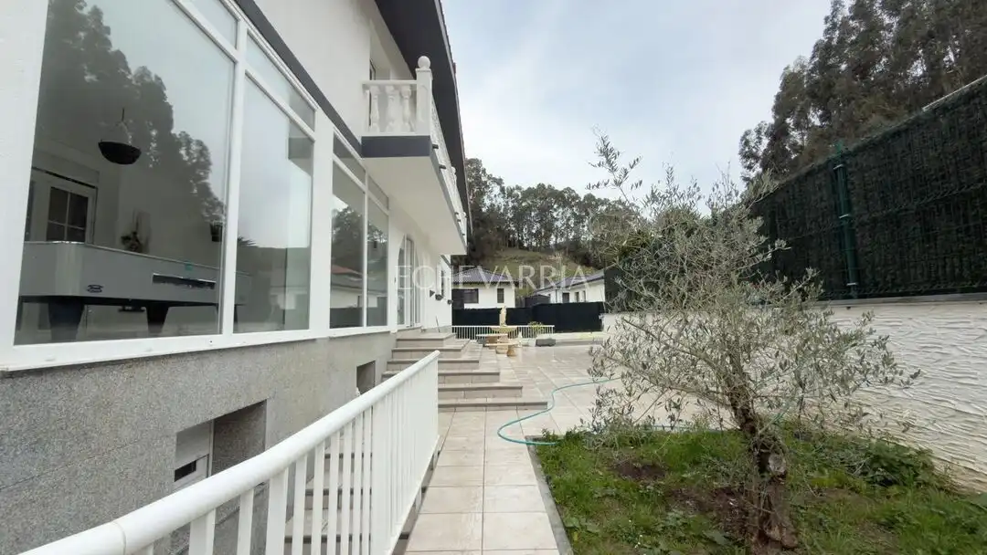 Vista exterior de Casa o chalet en venta en Castro-Urdiales con Calefacción, Jardín privado y Terraza