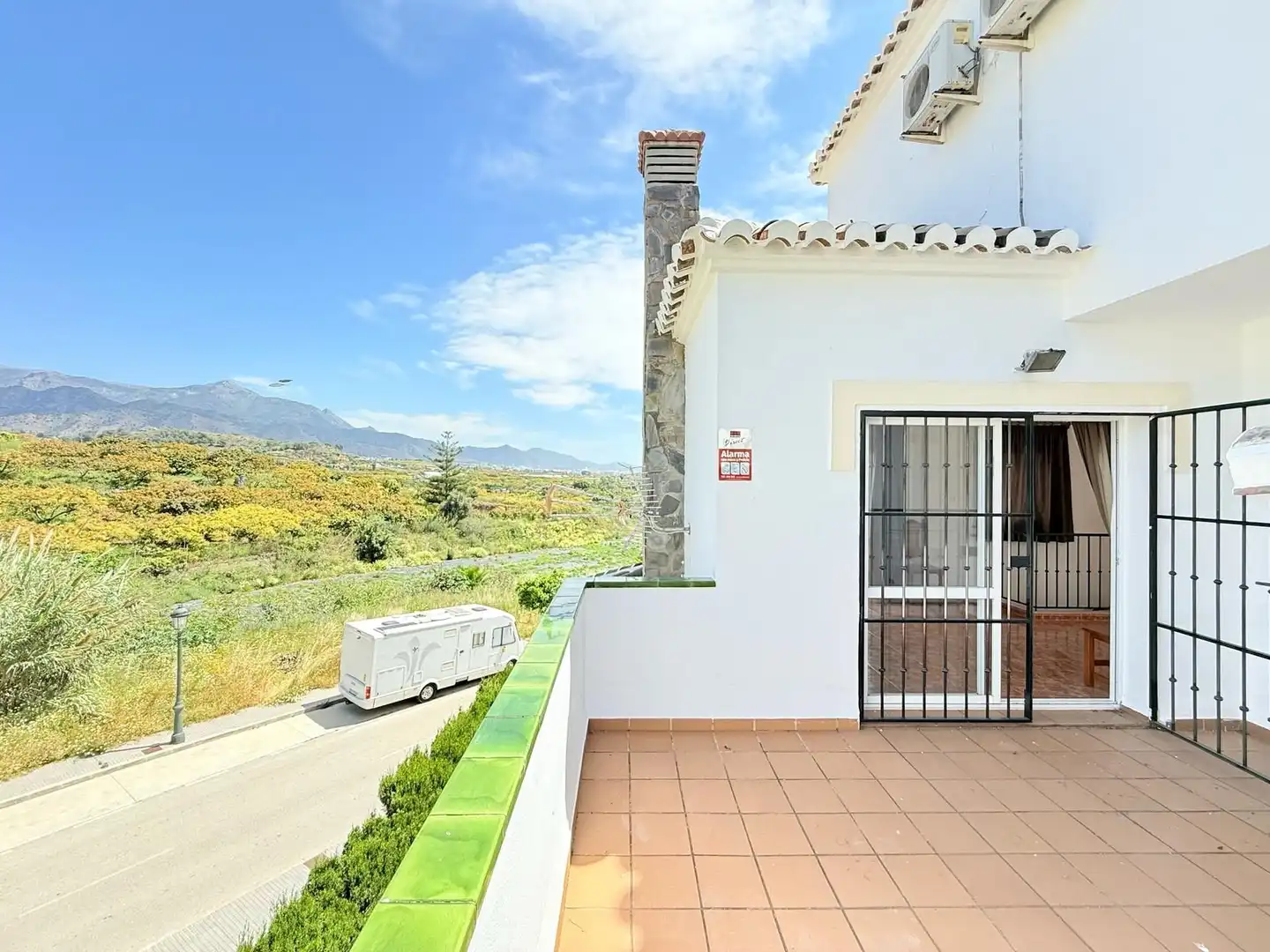 Vista exterior de Dúplex en venta en Nerja con Jardín privado, Trastero y Piscina comunitaria