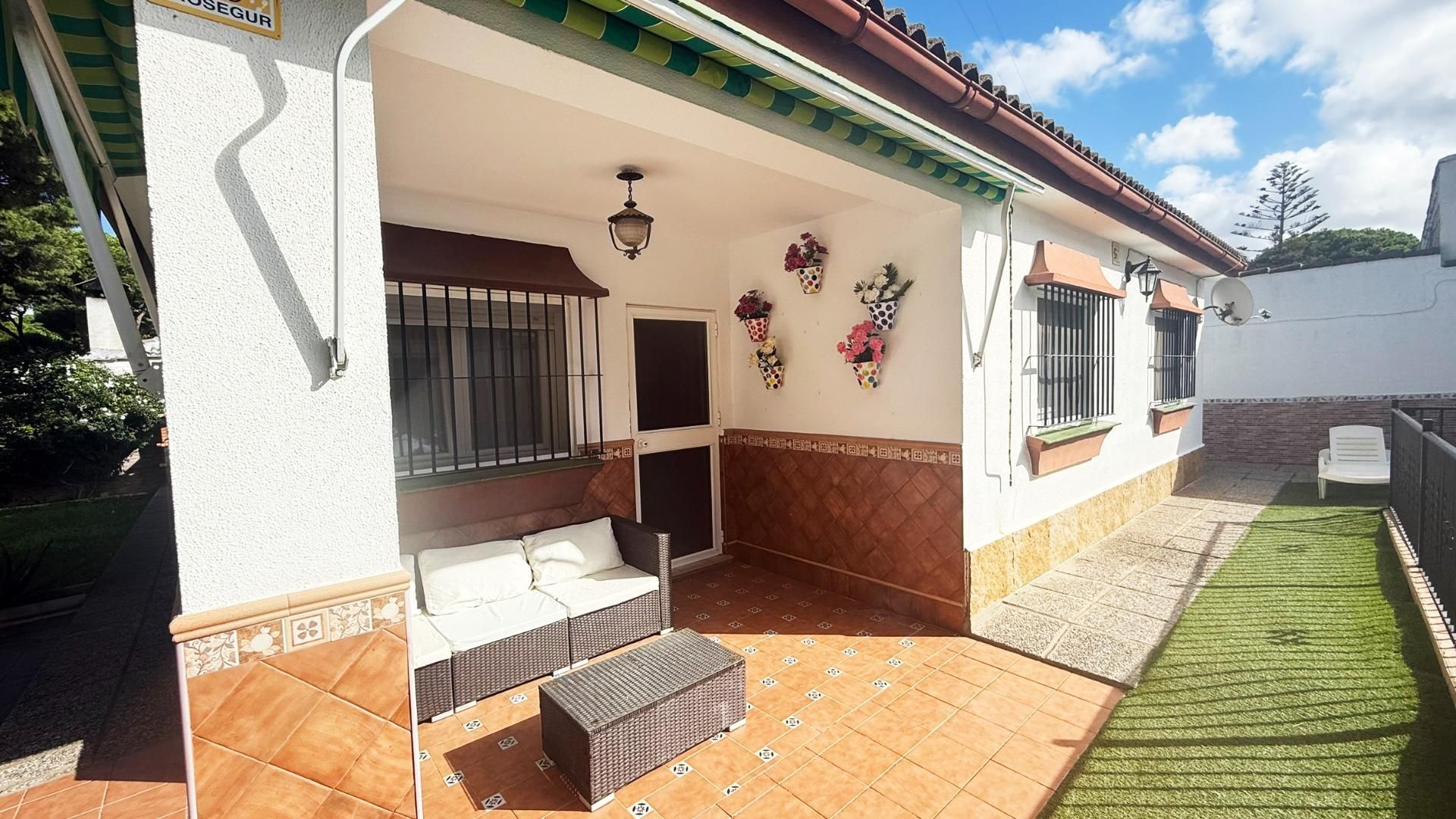 Vista exterior de Casa o chalet en venta en Chiclana de la Frontera con Aire acondicionado, Calefacción y Jardín privado
