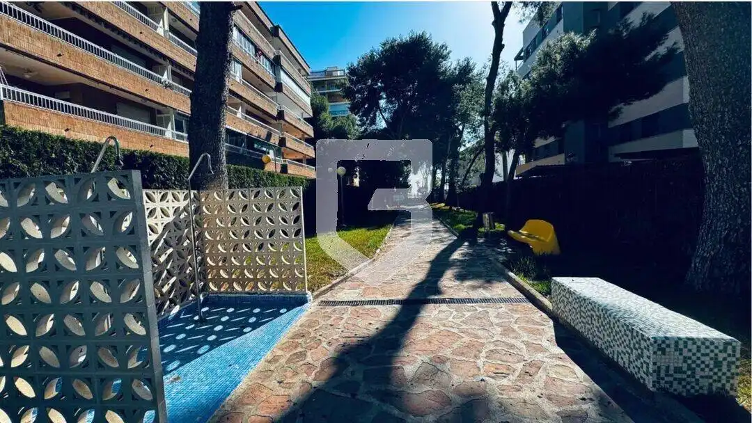 Vista exterior de Pis en venda en Benicasim / Benicàssim amb Jardí privat, Terrassa i Piscina