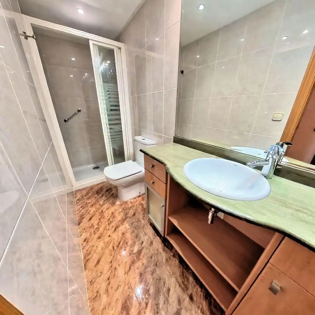 Badezimmer von Wohnung zum Verkauf in Barcelona mit Klimaanlage, Heizung und Terrasse