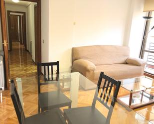 Sala d'estar de Pis de lloguer en Salamanca Capital amb Calefacció, Parquet i Moblat