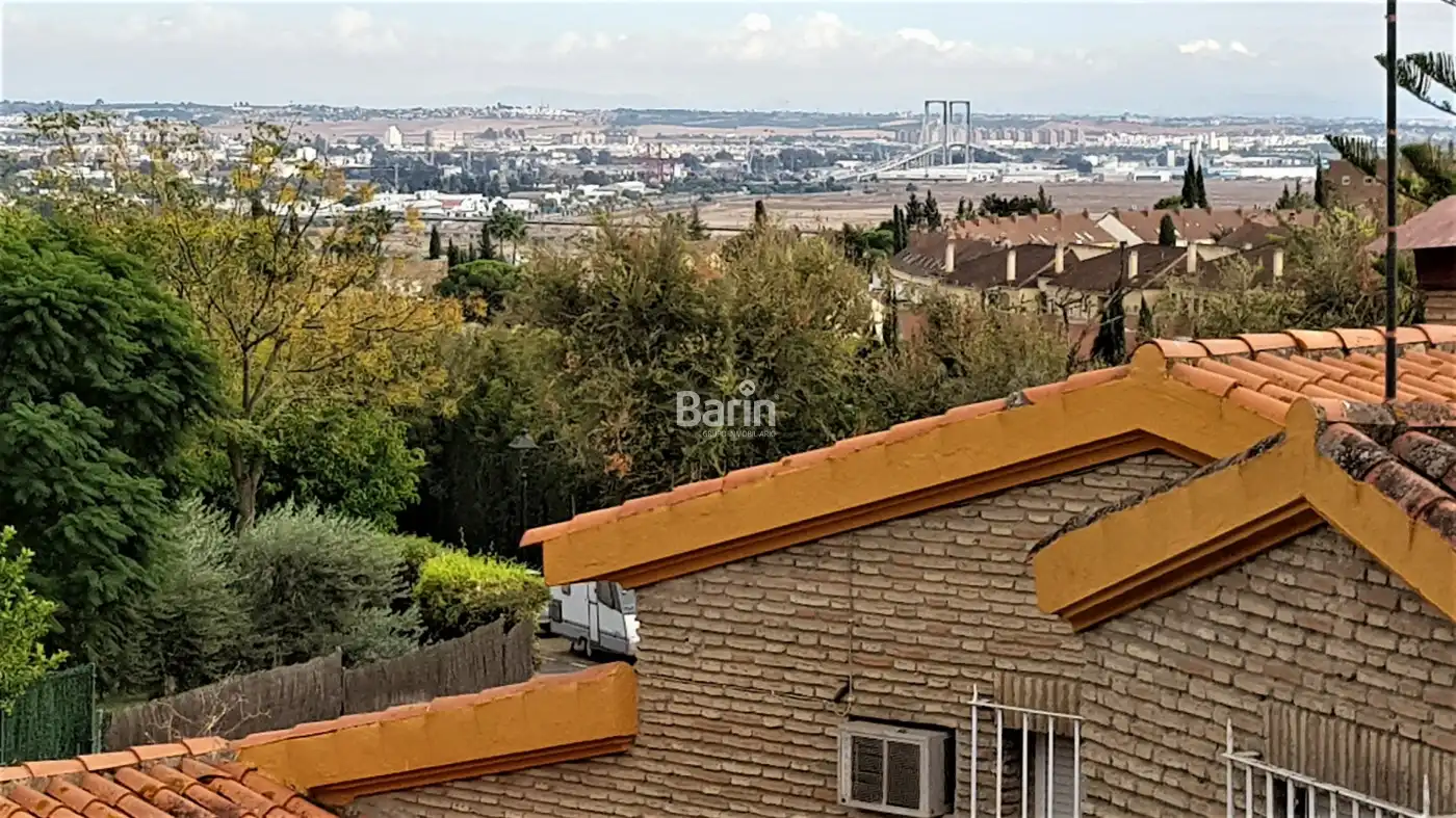 Vista exterior de Casa o xalet en venda en Camas amb Aire condicionat, Jardí privat i Moblat