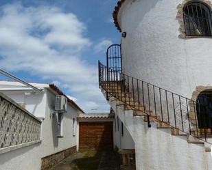 Vista exterior de Casa adosada en venda en Empuriabrava amb Terrassa i Piscina