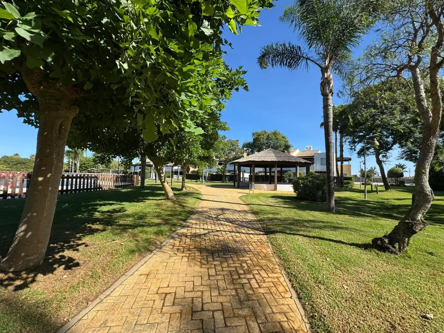 Vista exterior de Apartamento en venta en Rota con Terraza y Piscina comunitaria