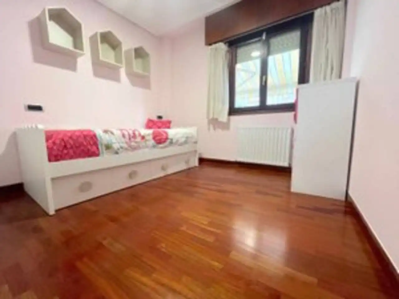 Schlafzimmer von Maisonette zum Verkauf in Leioa mit Heizung, Privatgarten und Parkett