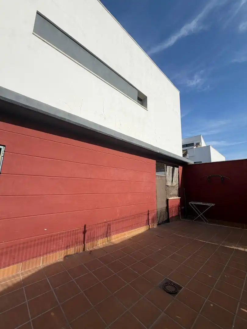 Vista exterior de Casa adosada en venda en Puerto Real amb Aire condicionat, Terrassa i Traster