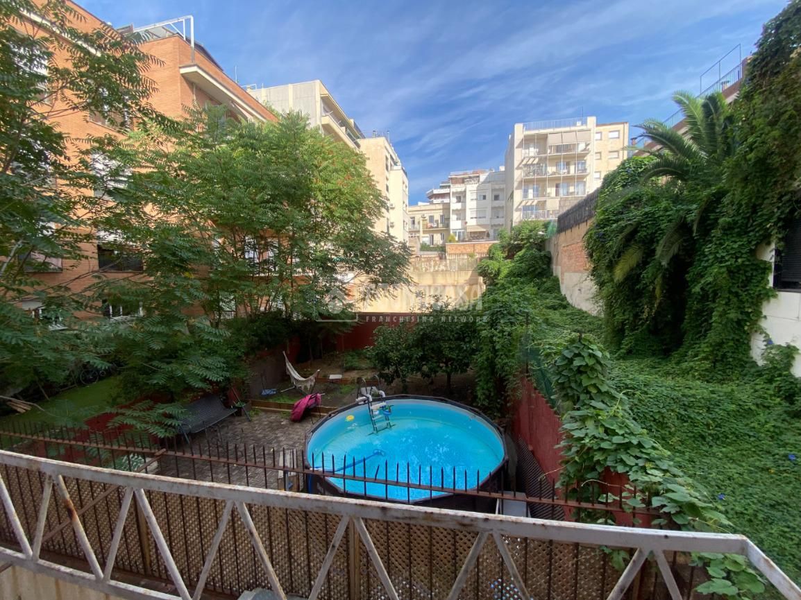Swimming pool of Flat for sale in  Barcelona Capital  with Alarm