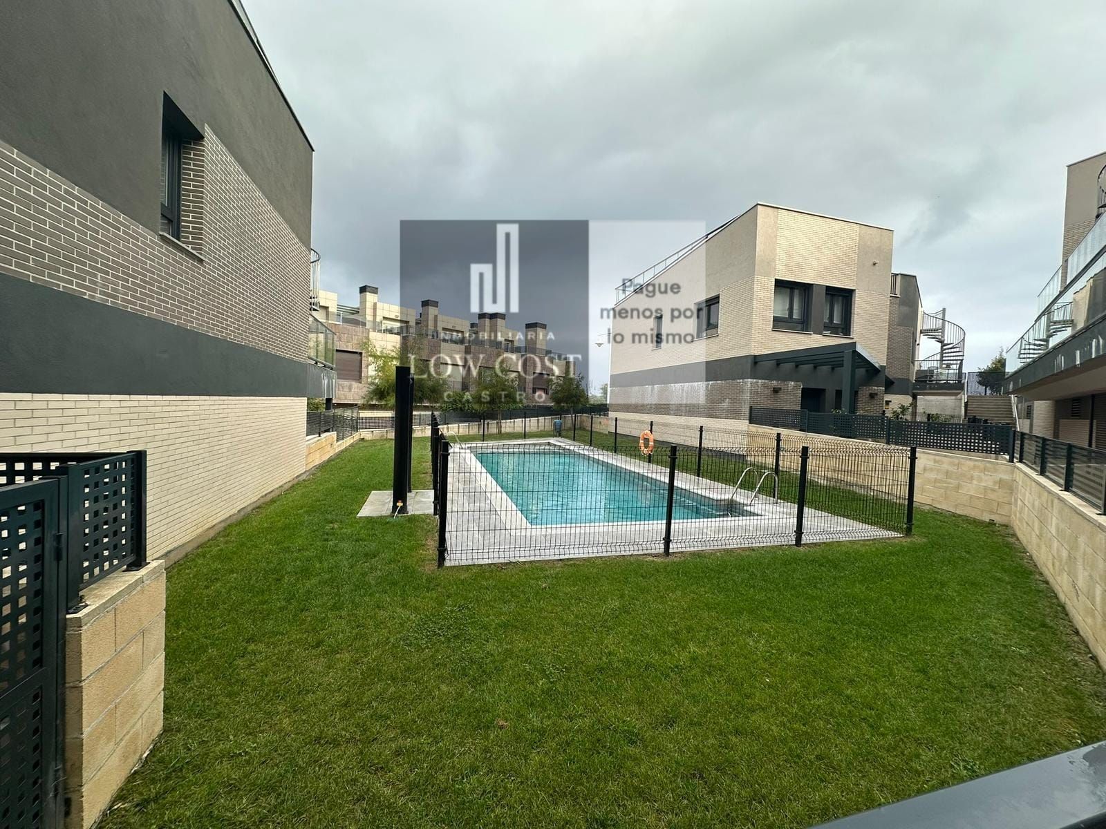 Piscina de Casa adosada en venda en Castro-Urdiales amb Calefacció, Jardí privat i Terrassa