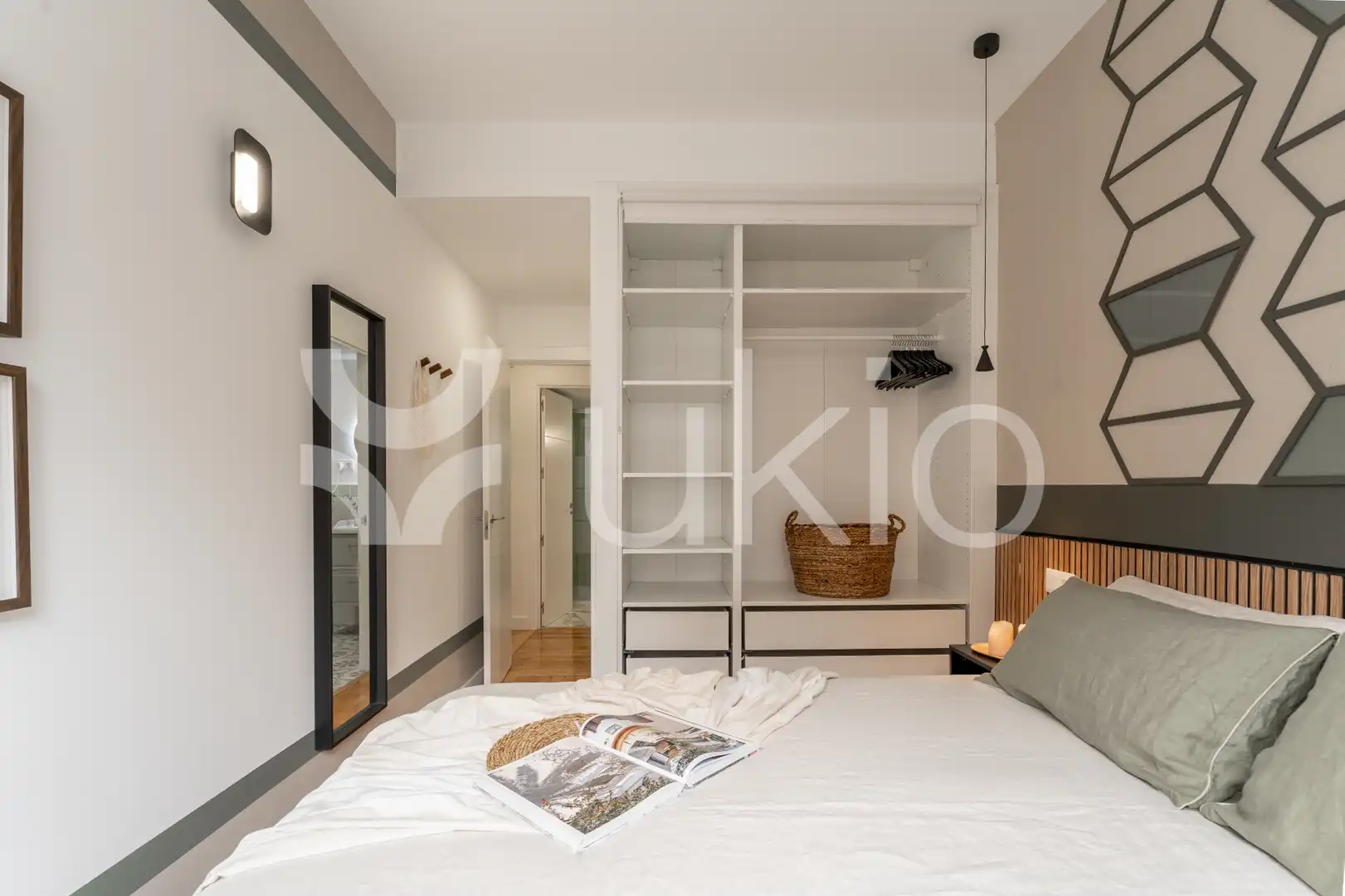 Dormitori de Apartament de lloguer en Madrid amb Aire condicionat, Calefacció i Moblat