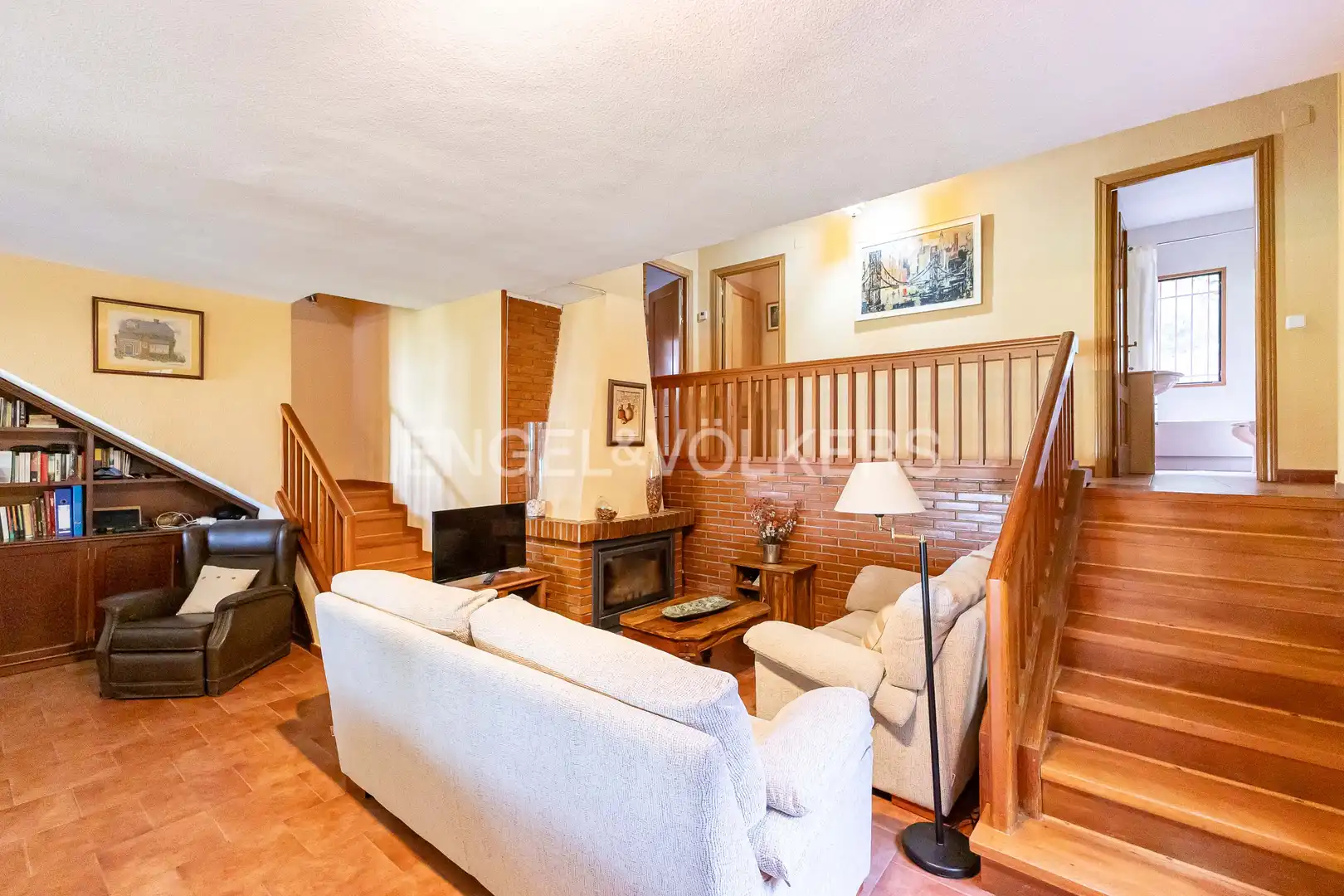 Sala de estar de Casa o chalet en venta en El Casar con Aire acondicionado, Calefacción y Jardín privado