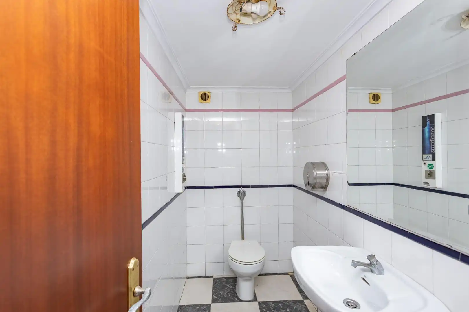 Baño de Local en venta en San Vicente de la Barquera