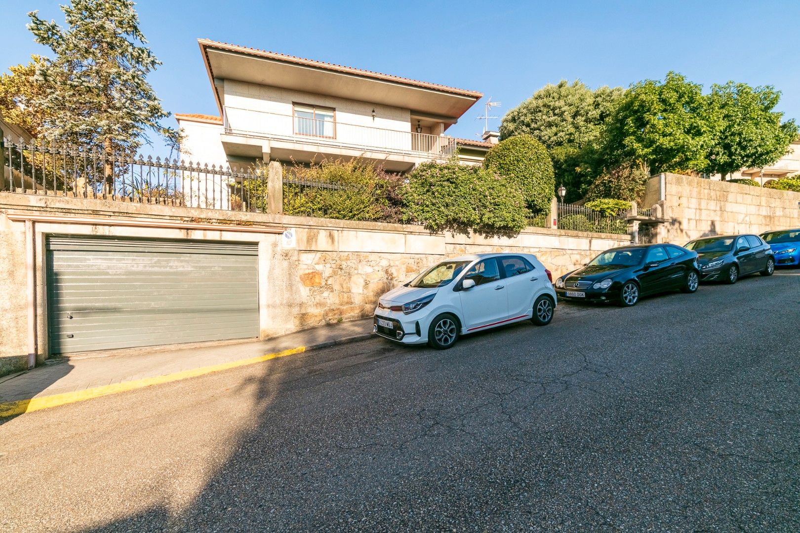 Aparcament de Casa o xalet en venda en Vigo  amb Jardí privat