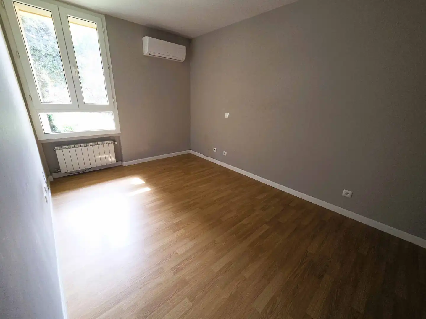 Habitación de Casa adosada de alquiler en La Moraleja con Calefacción, Jardín privado y Terraza
