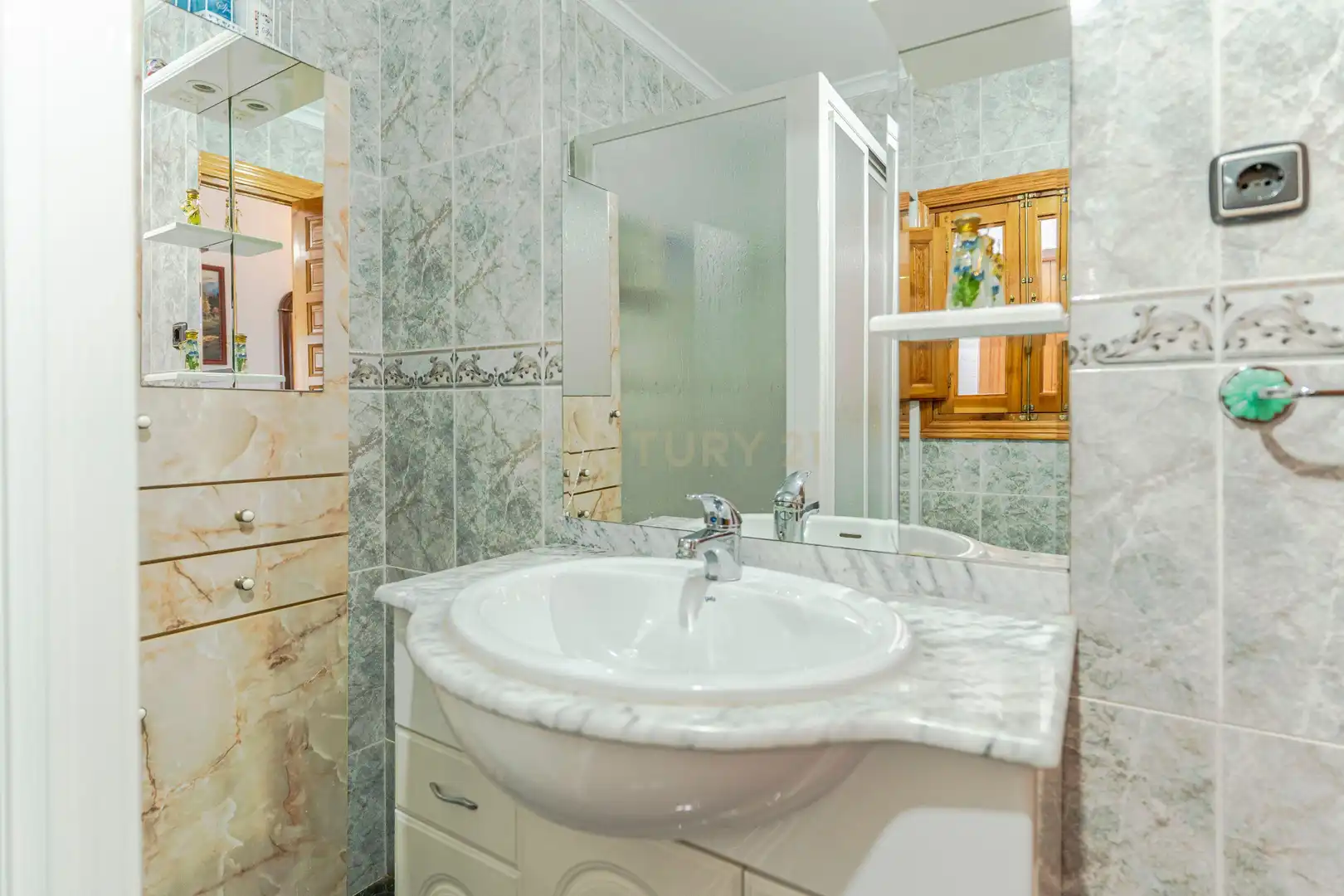 Badezimmer von Haus oder Chalet zum Verkauf in Murtas mit Abstellraum, Ofen und Waschmaschine