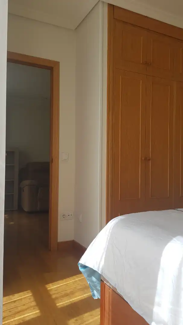 Dormitori de Apartament en venda en Vitoria - Gasteiz amb Calefacció, Parquet i Moblat