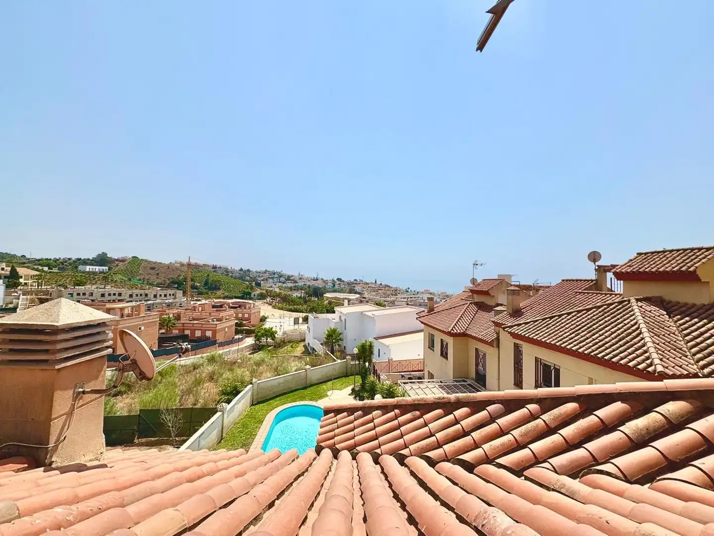 Vista exterior de Casa adosada en venda en Vélez-Málaga amb Aire condicionat, Jardí privat i Terrassa
