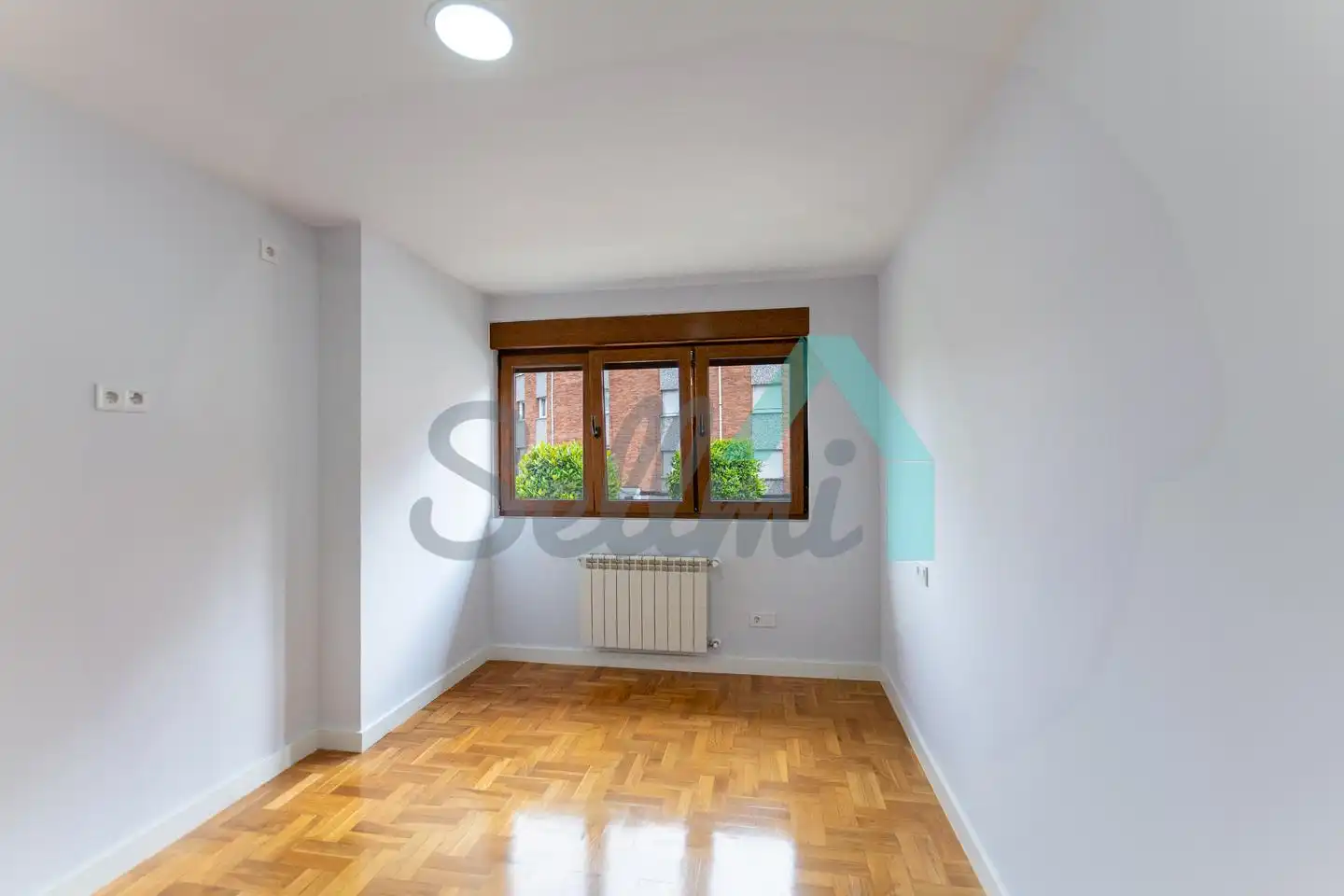 Dormitori de Casa adosada de lloguer en Oviedo  amb Calefacció, Jardí privat i Parquet