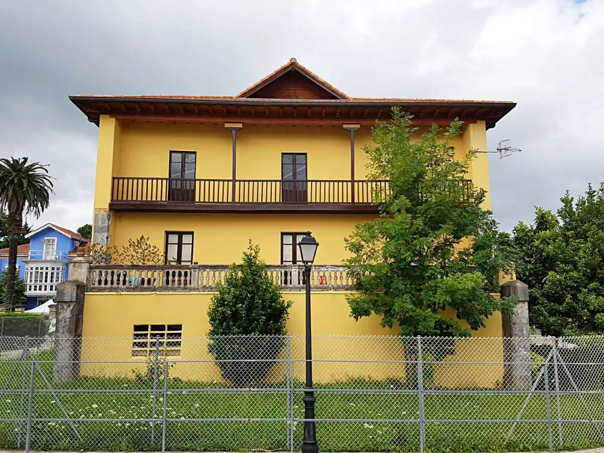 Vista exterior de Casa o xalet en venda en Bárcena de Cicero amb Terrassa, Moblat i Balcó