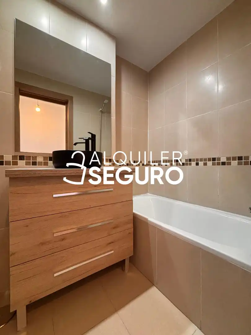 Bathroom of Attic for rent in Madrid  with Air Conditioner, Heating and Terrace