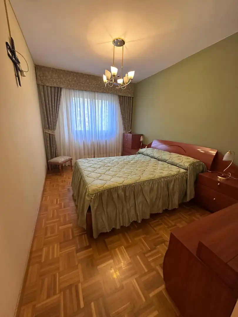 Dormitori de Pis de lloguer en  Logroño amb Calefacció, Parquet i Moblat