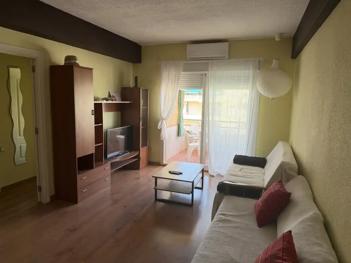 Sala de estar de Apartamento de alquiler en Daimús con Aire acondicionado, Piscina y Balcón