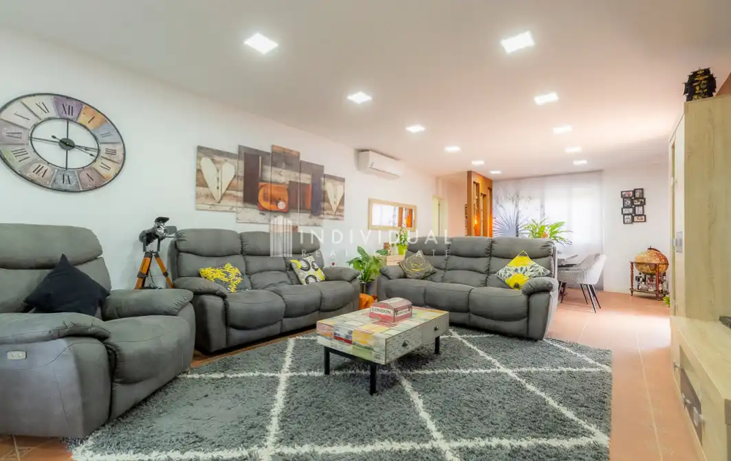 Sala d'estar de Casa o xalet en venda en Santa Eulàlia de Ronçana amb Aire condicionat, Jardí privat i Parquet