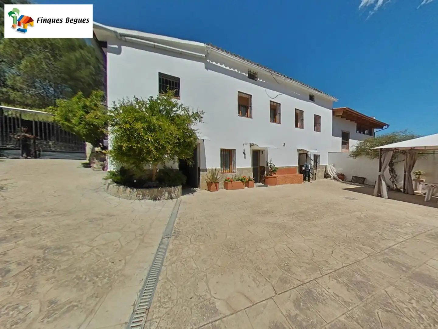 Vista exterior de Finca rústica en venda en Begues amb Calefacció, Jardí privat i Moblat