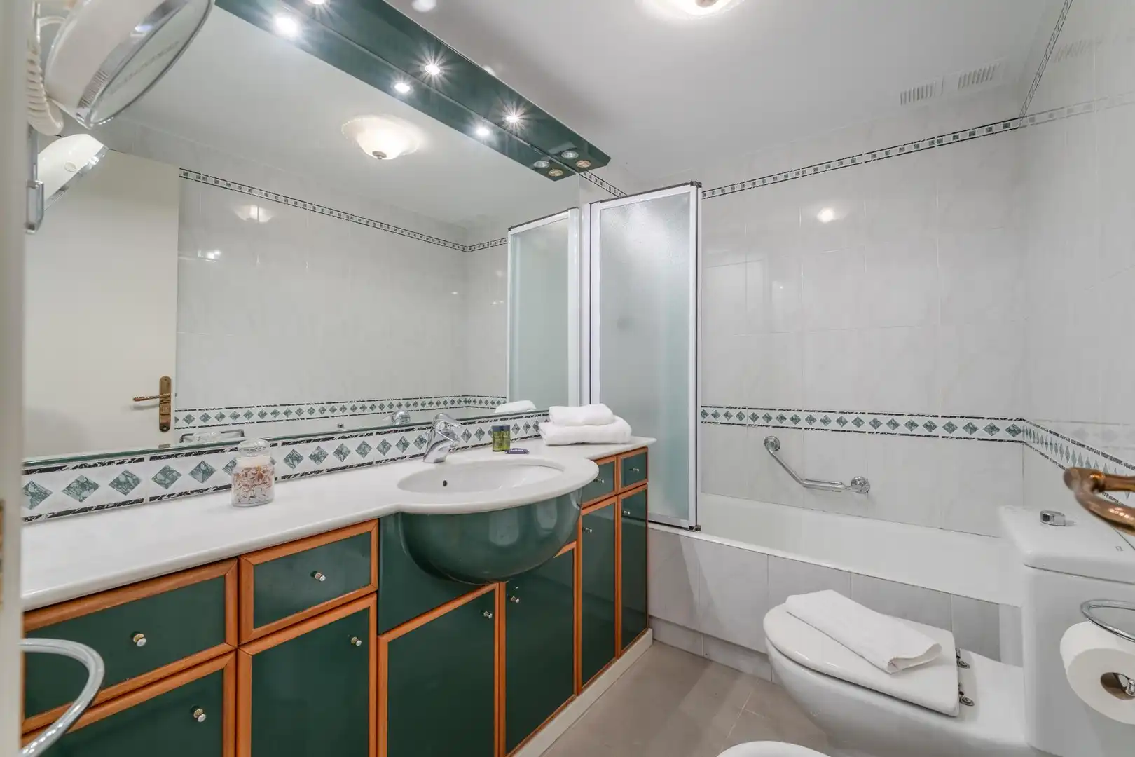 Badezimmer von Erdgeschoss zur Miete in Castell d'Aro, Platja d'Aro i s'Agaró mit Klimaanlage, Heizung und Privatgarten