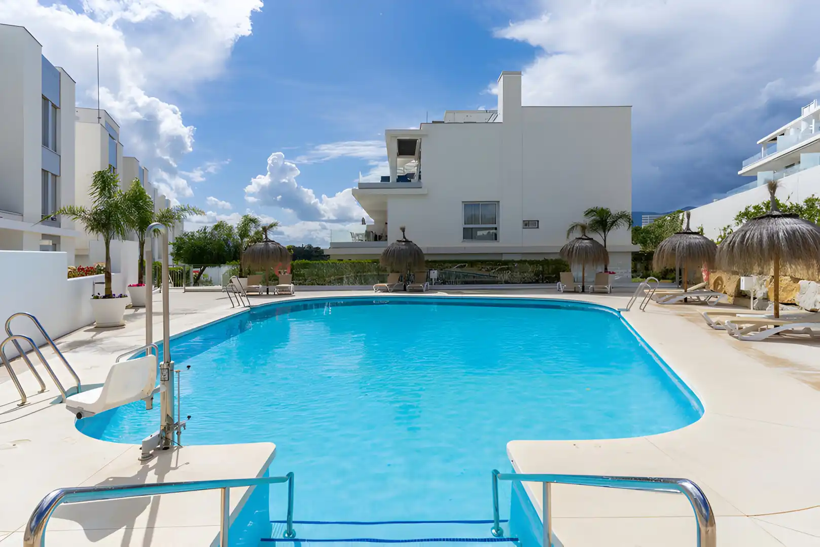 Piscina de Planta baixa en venda en Estepona amb Aire condicionat, Terrassa i Piscina