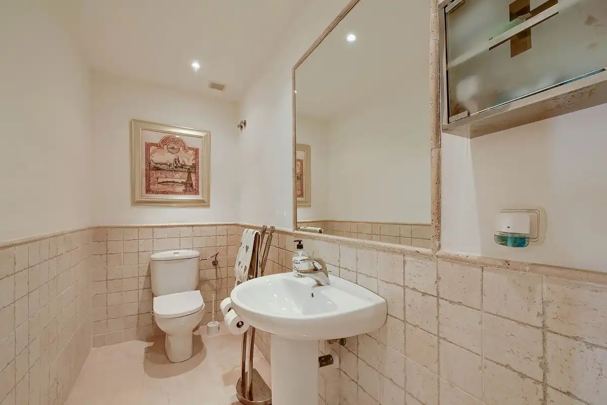 Badezimmer von Einfamilien-Reihenhaus zum Verkauf in Marbella mit Klimaanlage und Terrasse
