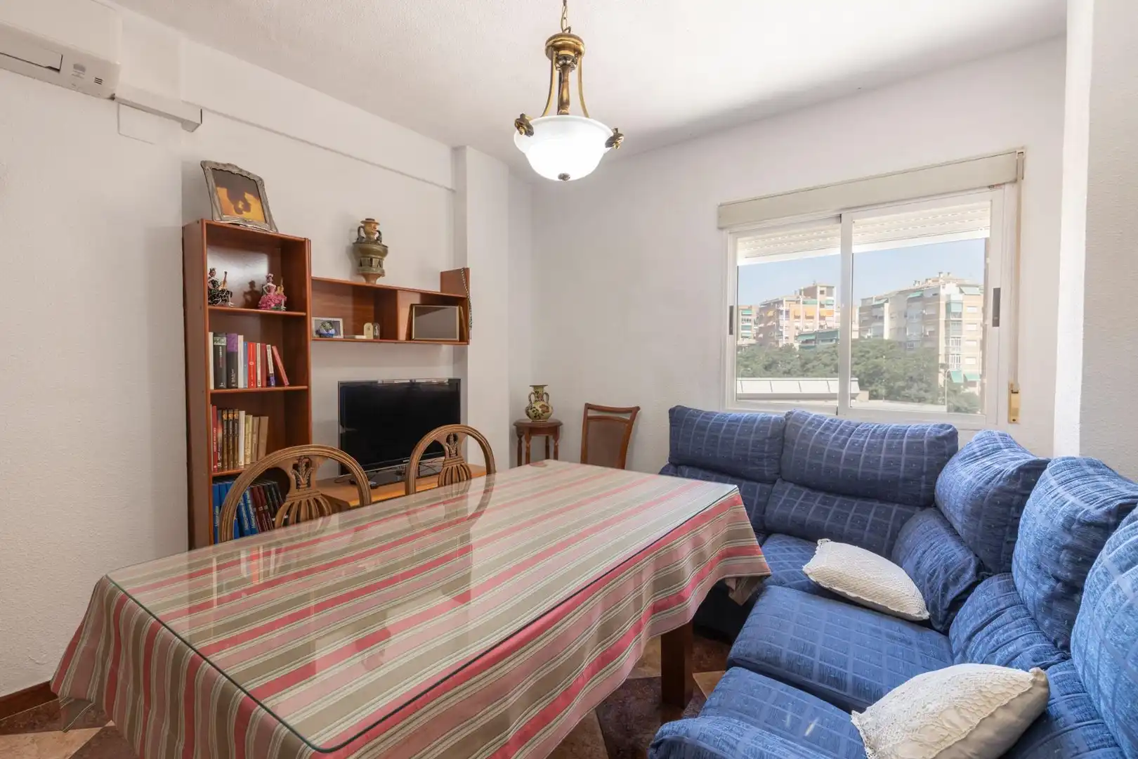 Comedor de Piso en venta en Granada con Terraza, Amueblado y Balcón
