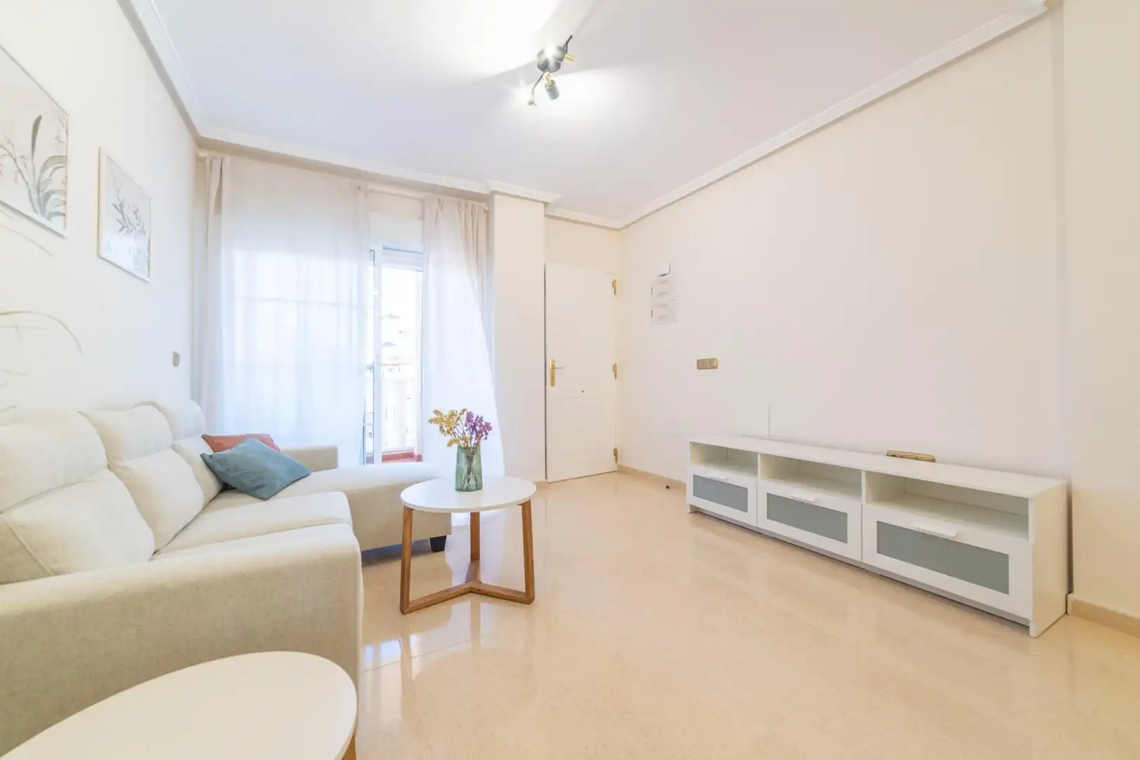 Sala d'estar de Pis en venda en Orihuela amb Aire condicionat, Jardí privat i Terrassa