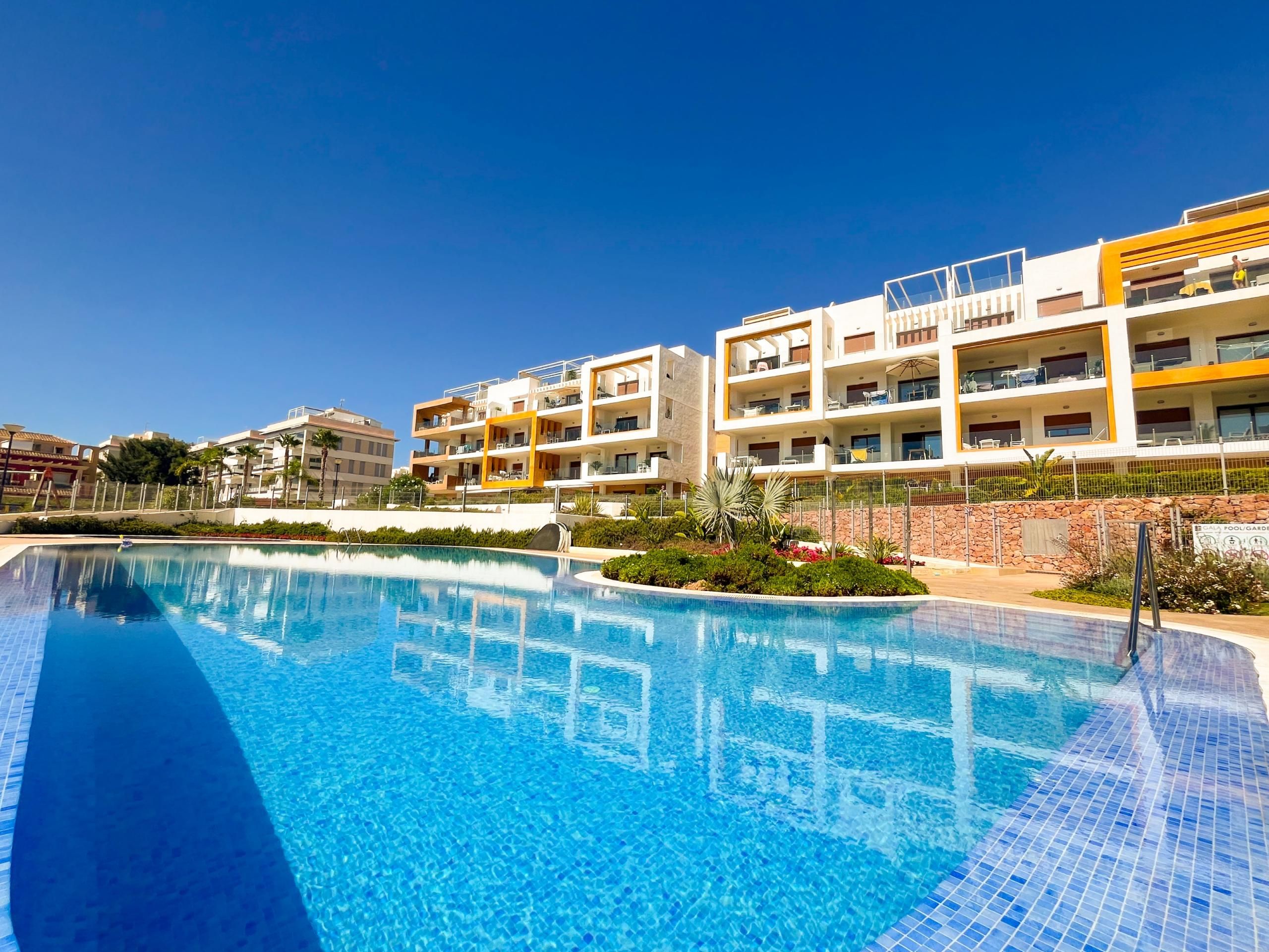 Piscina de Apartament en venda en Orihuela amb Piscina comunitària
