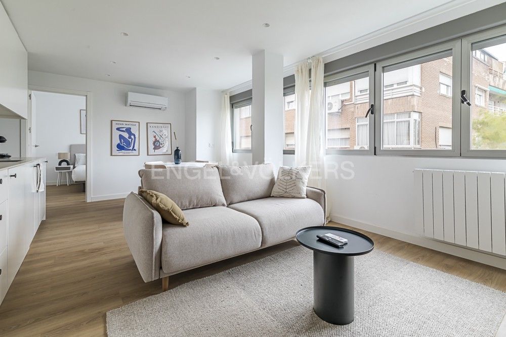 Sala d'estar de Apartament de lloguer en  Madrid Capital amb Aire condicionat, Calefacció i Moblat