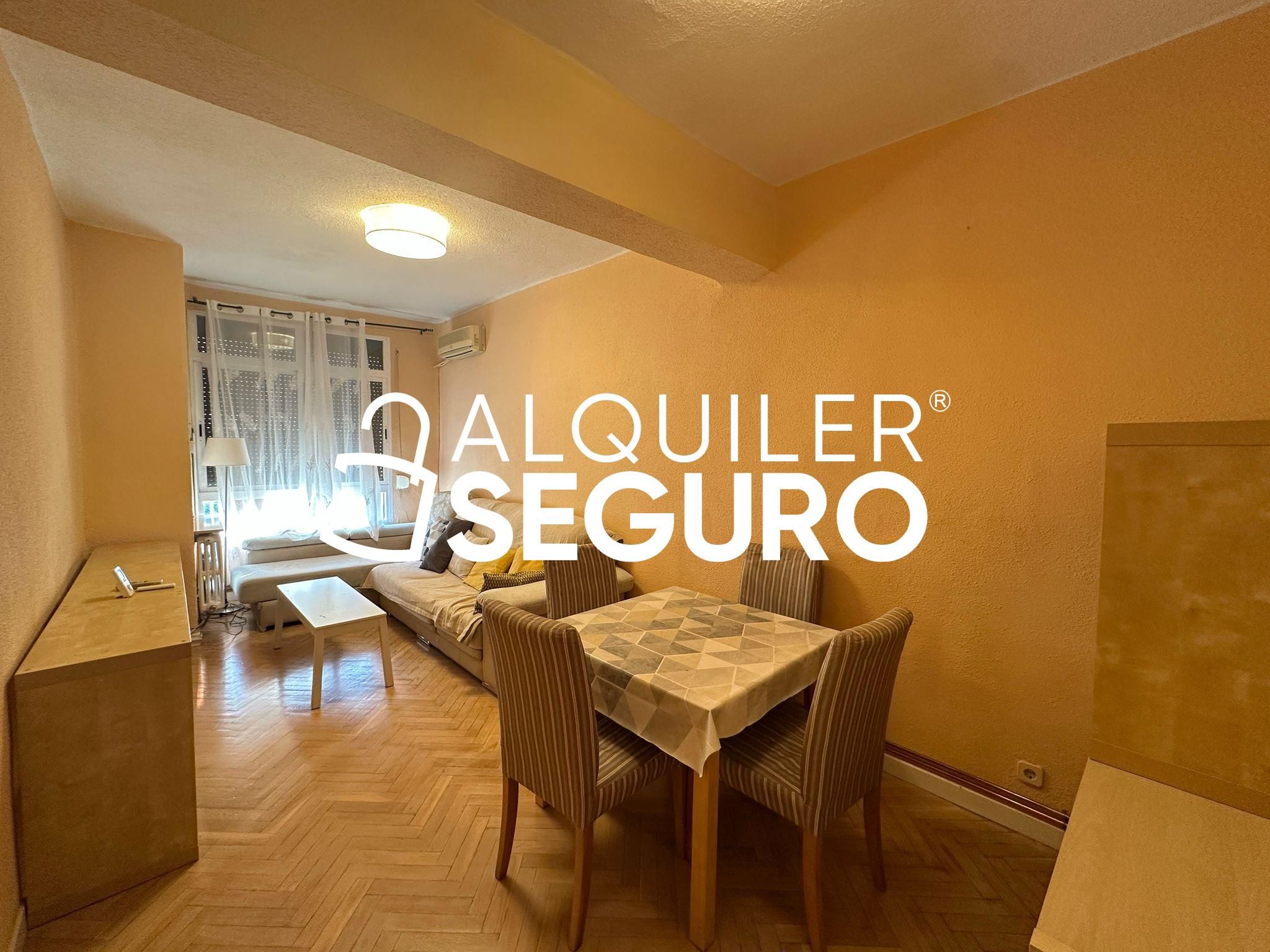 Sala de estar de Piso de alquiler en  Madrid Capital con Aire acondicionado, Calefacción y Amueblado