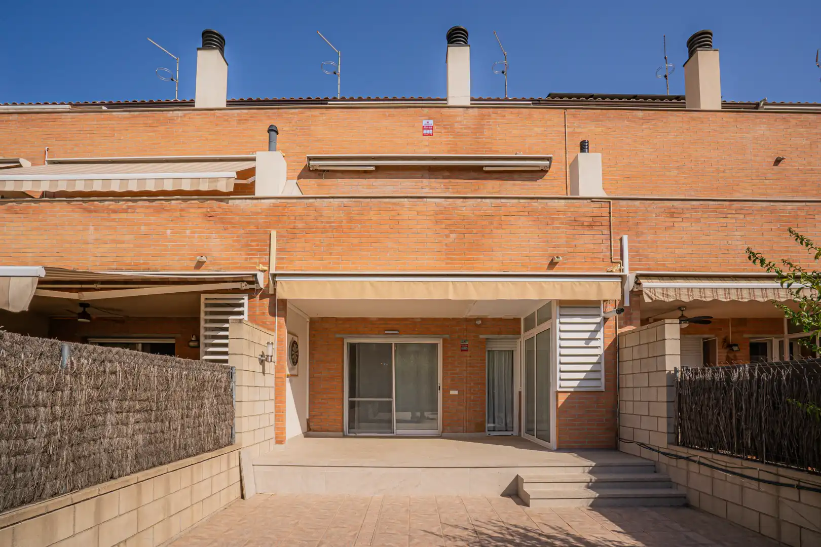 Vista exterior de Casa adosada en venda en Castellar del Vallès amb Aire condicionat, Calefacció i Jardí privat