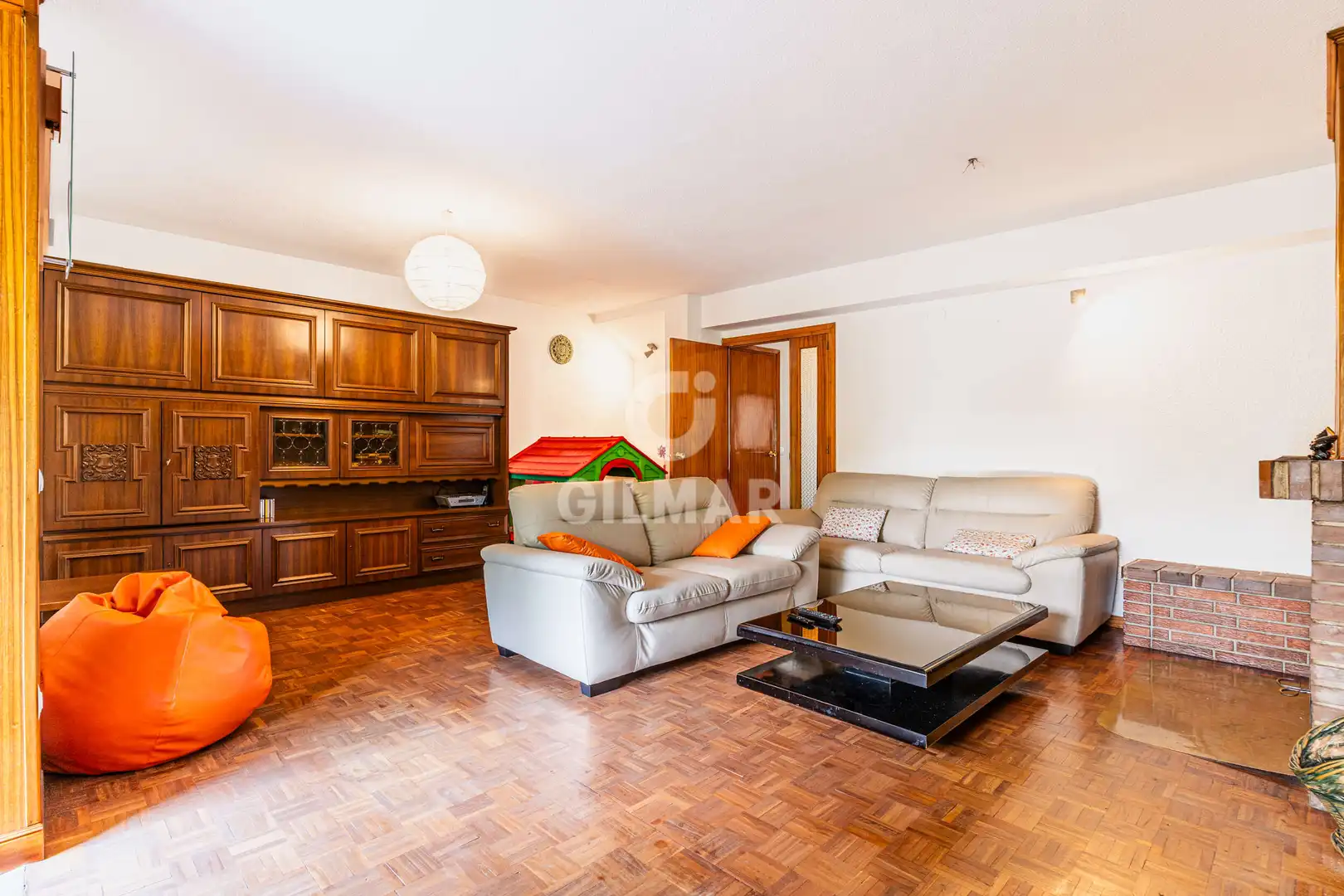Sala de estar de Casa adosada en venta en Pozuelo de Alarcón con Calefacción, Jardín privado y Piscina
