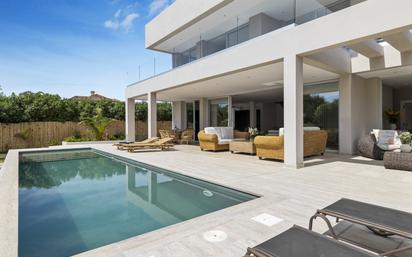 Swimming pool of House or chalet for sale in Marbella  with Air Conditioner, Private garden and Terrace