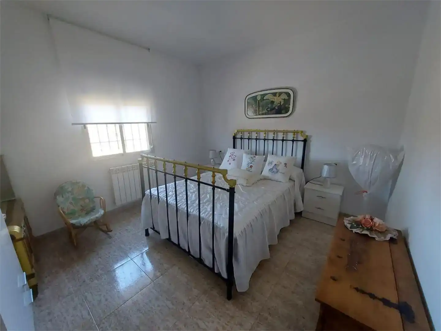 Dormitori de Finca rústica en venda en Guadix amb Aire condicionat, Jardí privat i Piscina