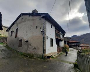 Vista exterior de Casa o xalet en venda en Caso amb Traster i Piscina