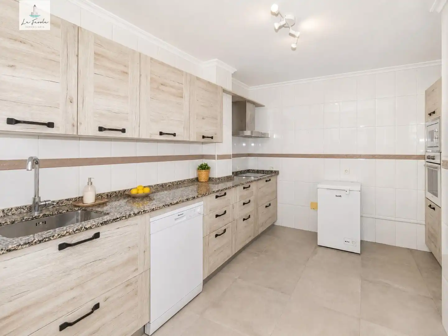 Cocina de Piso de alquiler en Málaga con Jardín privado y Terraza