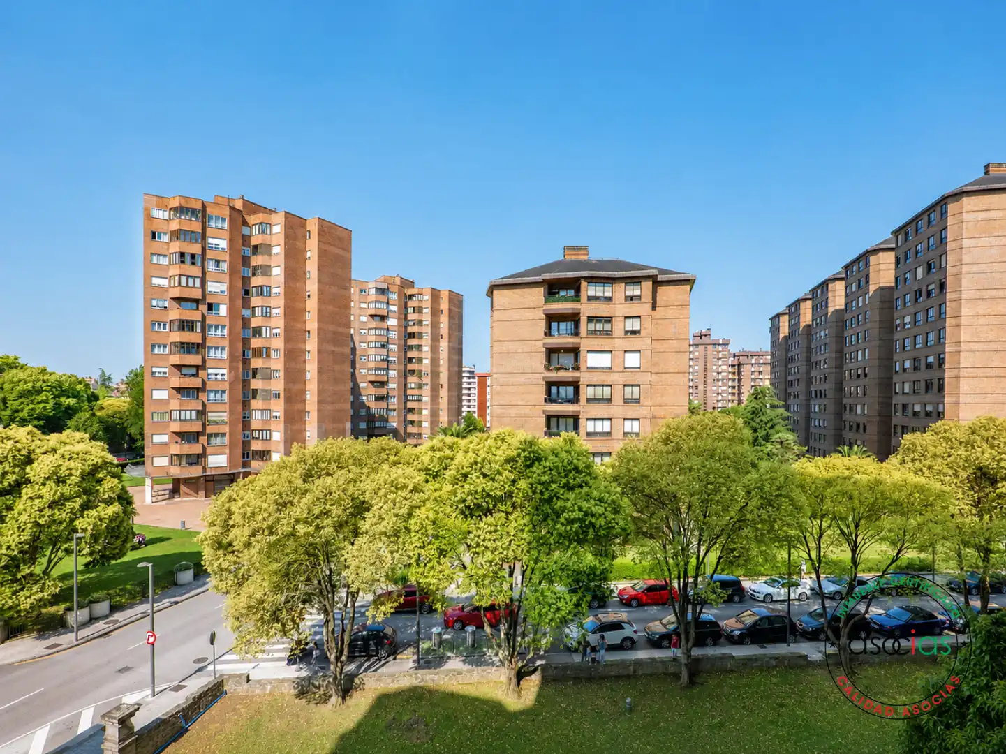Vista exterior de Pis en venda en Gijón  amb Calefacció, Jardí privat i Parquet