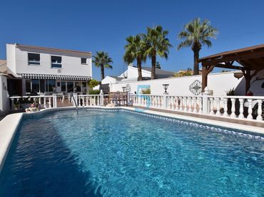 Casa con piscina en venta en Orihuela Costa
