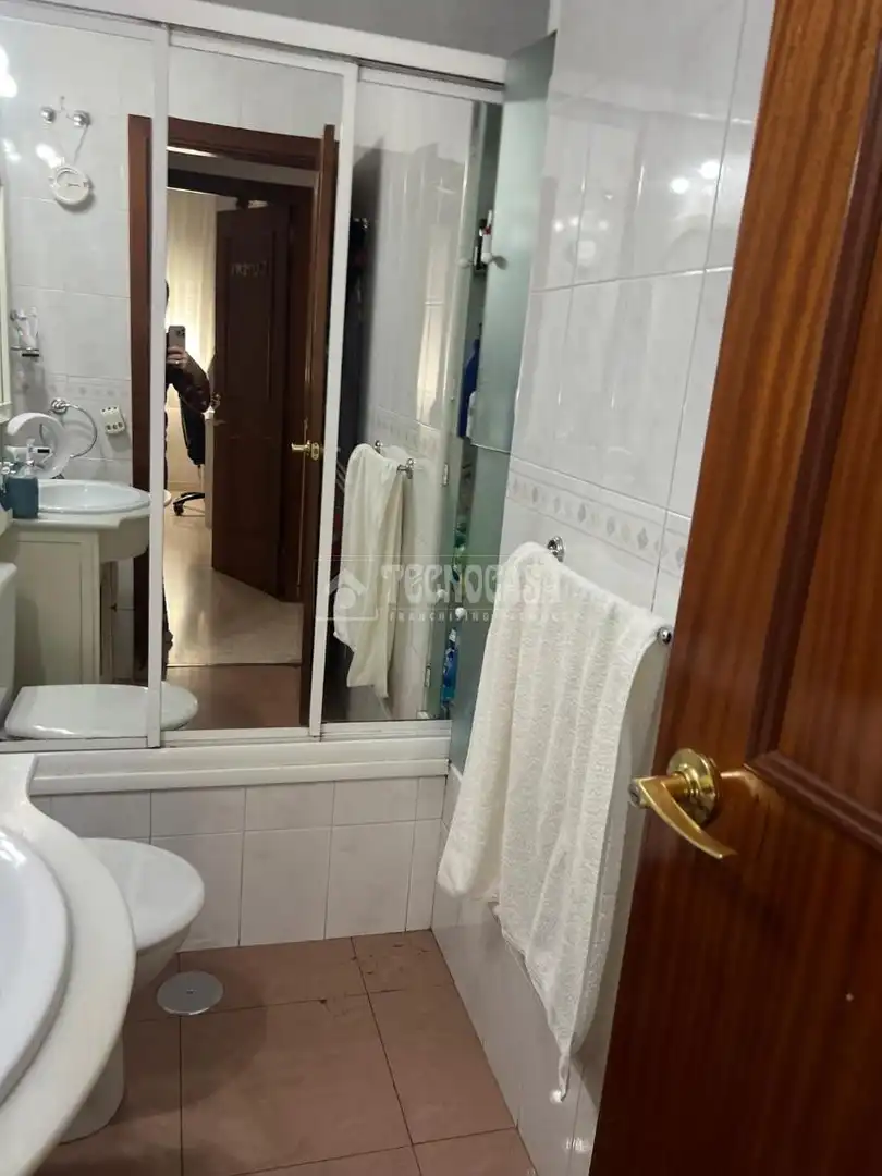 Bathroom of Flat for sale in Sevilla  with Air Conditioner, Heating and Storage room