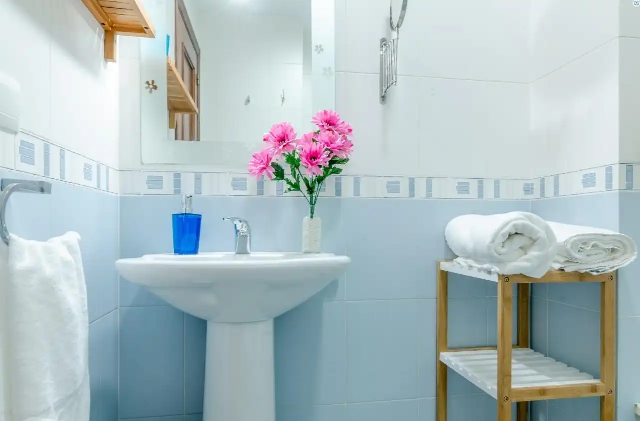Baño de Ático de alquiler en Rincón de la Victoria con Aire acondicionado, Calefacción y Jardín privado