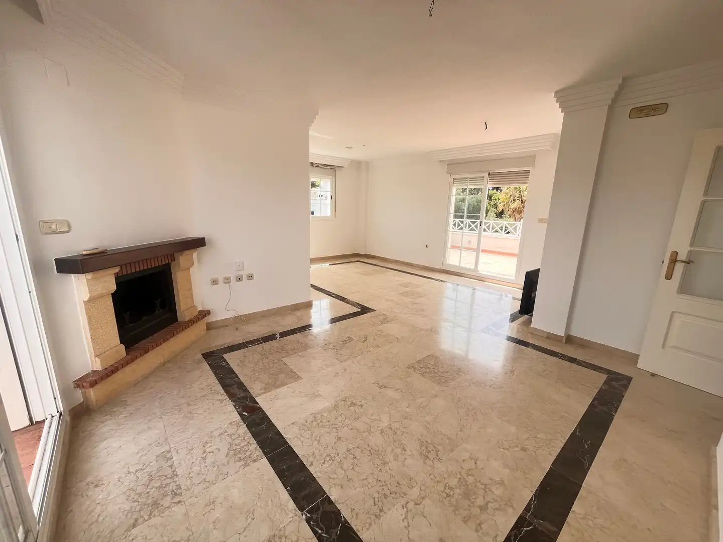 Wohnzimmer von Dachboden zur Miete in Marbella mit Klimaanlage, Terrasse und Abstellraum