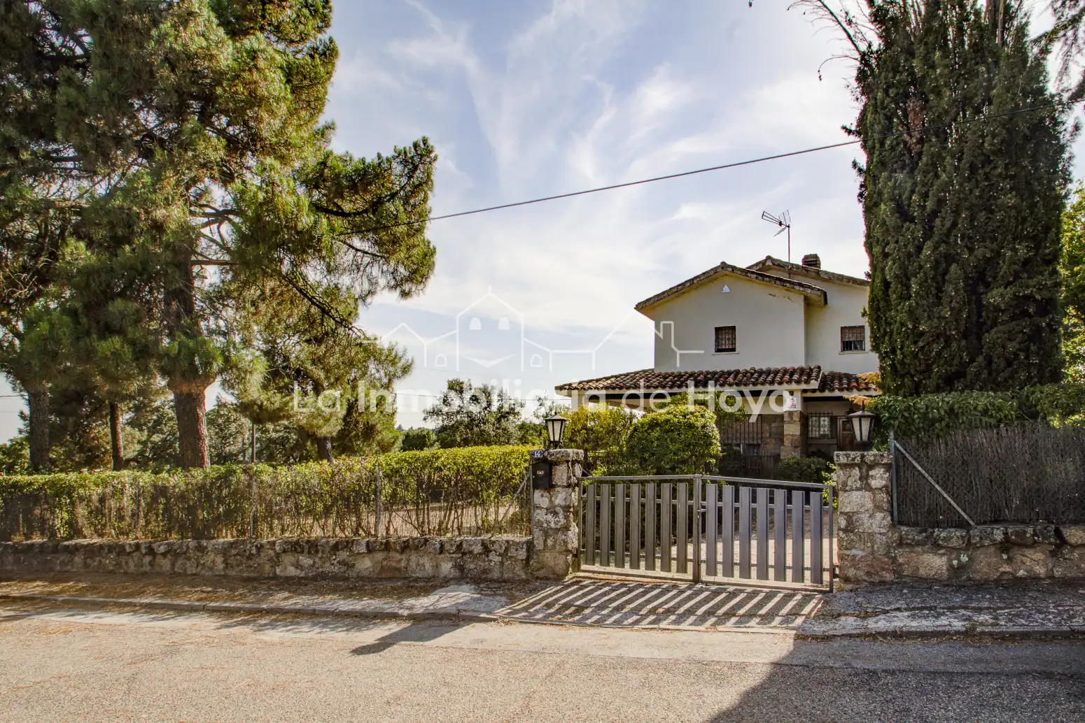 Vista exterior de Casa o xalet en venda en Hoyo de Manzanares amb Calefacció, Jardí privat i Terrassa