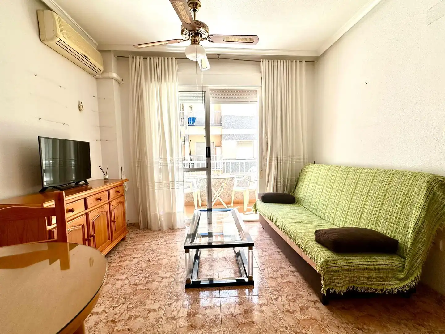 Wohnzimmer von Wohnung zum Verkauf in Torrevieja mit Klimaanlage und Terrasse